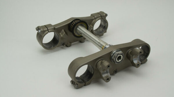 Triple clamps assembly, upper and lower, yamaha yz250F, 2006 OEM *USED* - Image 4